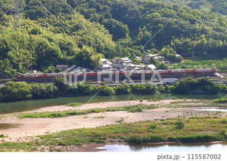 新緑の高梁川と伯備線特急やくも号(273系電車:岡山⇔出雲市) 新緑の高梁川と伯備線特急やくも号(273系電車:岡山⇔出雲市) 115587002