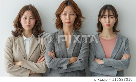 女性グループ 怒り 女性グループ 怒り 115587016