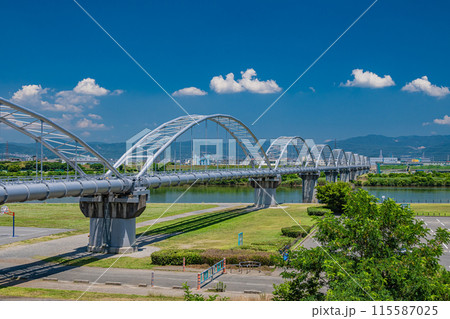 淀川に架かる水管橋と枚方大橋　 115587025