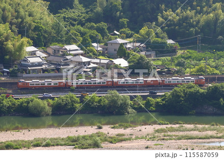 新緑の高梁川と伯備線特急やくも号（273系電車：岡山⇔出雲市） 115587059