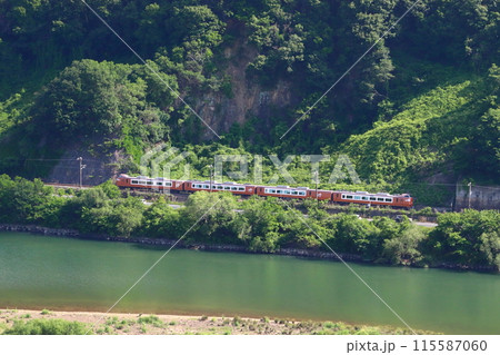 新緑の高梁川と伯備線特急やくも号(273系電車:岡山⇔出雲市) 新緑の高梁川と伯備線特急やくも号(273系電車:岡山⇔出雲市) 115587060