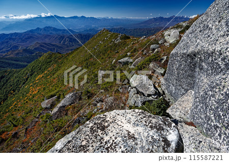 秋色の金峰山稜線と南アルプス・八ヶ岳の眺め 115587221