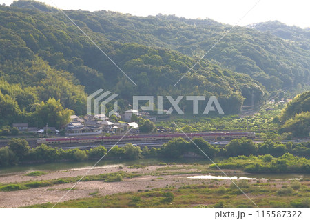 初夏の高梁川と寝台特急サンライズ出雲号 初夏の高梁川と寝台特急サンライズ出雲号 115587322