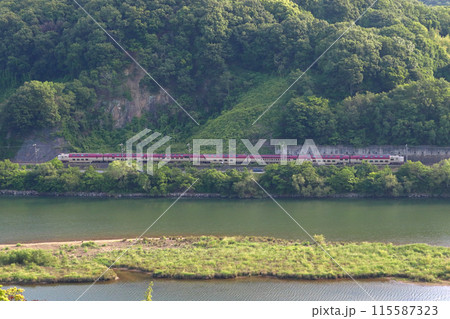 初夏の高梁川と寝台特急サンライズ出雲号 初夏の高梁川と寝台特急サンライズ出雲号 115587323