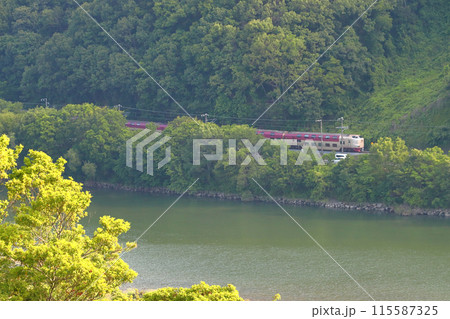 初夏の高梁川と寝台特急サンライズ出雲号 初夏の高梁川と寝台特急サンライズ出雲号 115587325