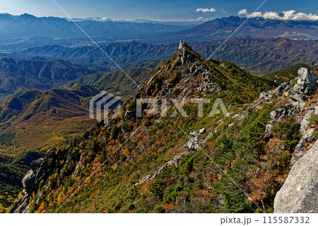 秋色の金峰山稜線と南アルプス・八ヶ岳の眺め 115587332