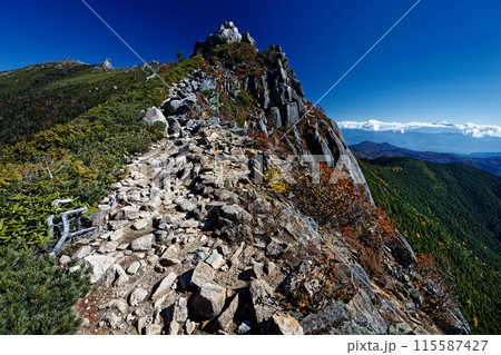 秋の金峰山・千代の吹上の岩壁と富士山 秋の金峰山・千代の吹上の岩壁と富士山 115587427