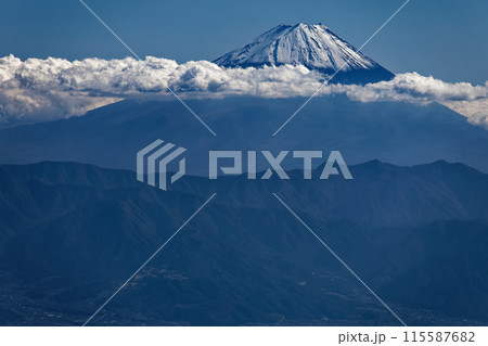 秋の金峰山稜線から見る富士山 秋の金峰山稜線から見る富士山 115587682