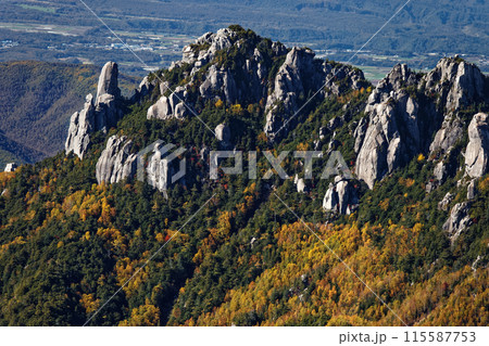 金峰山稜線から見る秋の瑞牆山 金峰山稜線から見る秋の瑞牆山 115587753