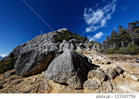 奥秩父・金峰山稜線の大日岩 115587756