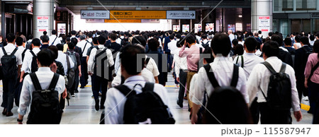 品川駅 の 港南口 に向かう 通勤 する ビジネスパーソン 【 日本社会 の イメージ 】 115587947
