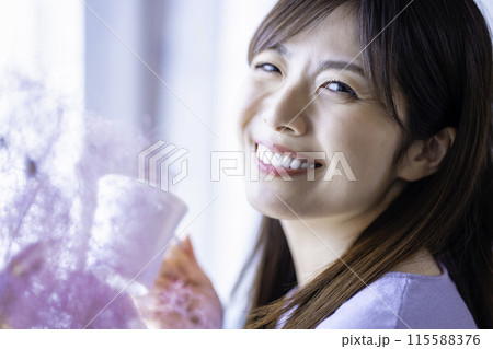 コーヒーを飲む女性 115588376