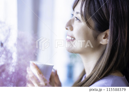 コーヒーを飲む女性 115588379