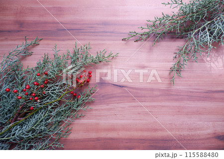 木目背景に置かれたクリスマスリース、クリスマスグリーンデコレーション背景 木目背景に置かれたクリスマスリース、クリスマスグリーンデコレーション背景 115588480