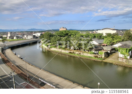 荒井田川と山居倉庫（山形県・酒田市） 115588561
