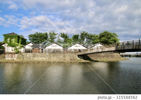 荒井田川と山居倉庫（山形県・酒田市） 115588562