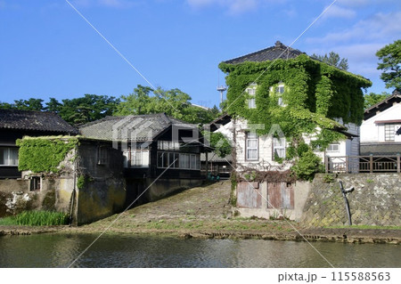 荒井田川と山居倉庫（山形県・酒田市） 115588563