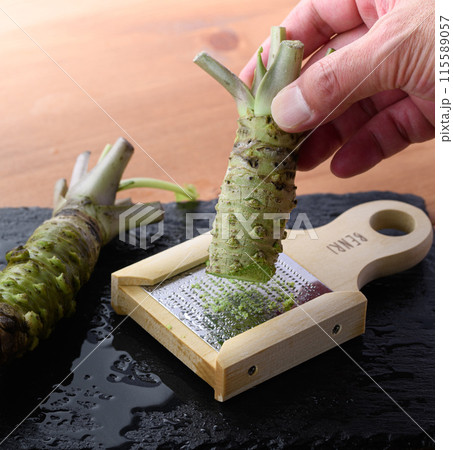 生山葵をおろし器ですりおろす　静岡県産 本わさび 115589057