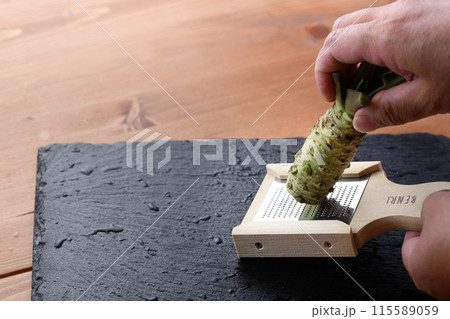 生山葵をおろし器ですりおろす　静岡県産 本わさび 115589059