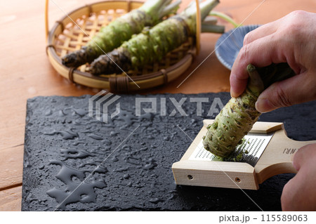 生山葵をおろし器ですりおろす　静岡県産 本わさび 115589063