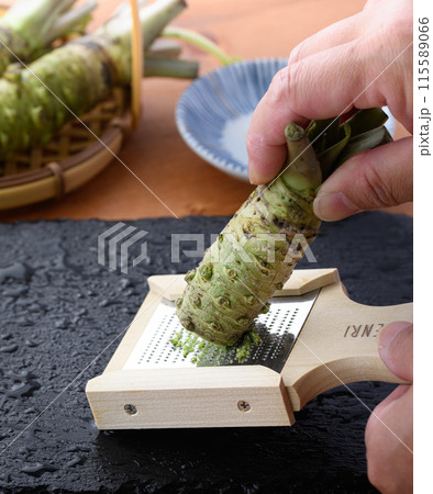 生山葵をおろし器ですりおろす　静岡県産 本わさび 115589066