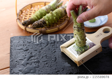 生山葵をおろし器ですりおろす　静岡県産 本わさび 115589078