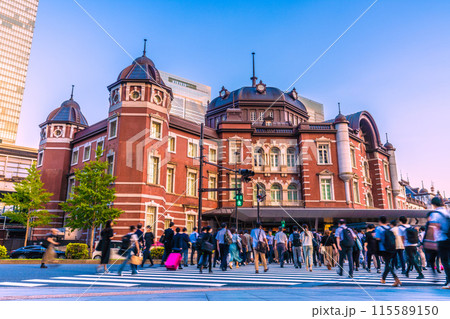 日本の東京都市景観 東京駅丸の内北口。仕事などを終えて駅に向かう人たち 日本の東京都市景観 東京駅丸の内北口。仕事などを終えて駅に向かう人たち 115589150