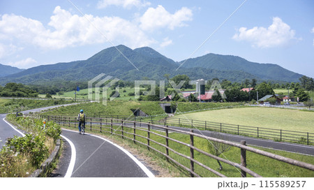 新緑・初夏のサイクリングイメージ　（蒜山高原） 115589257