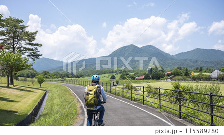 新緑・初夏のサイクリングイメージ　（蒜山高原） 115589280