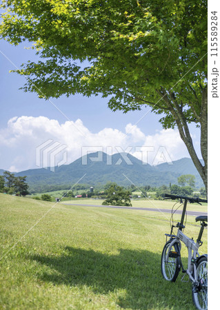 新緑・初夏のサイクリングイメージ　（蒜山高原） 115589284