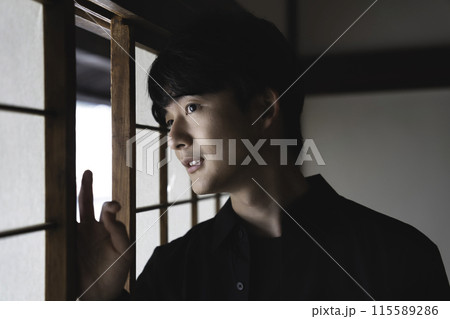 張り込みをする男性 115589286