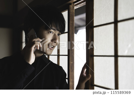 張り込みをする男性 115589369