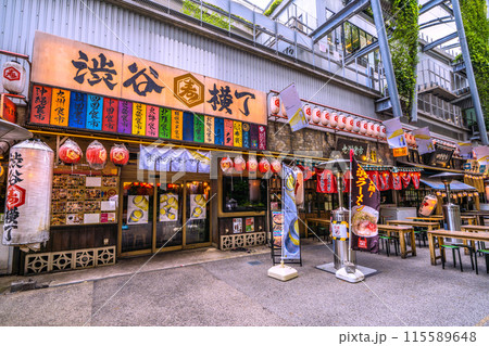 日本の東京都市景観 6月・緑に映える渋谷駅前の渋谷横丁などを望む。朝は…＝12日、午前10時過ぎ 115589648