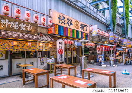 日本の東京都市景観 6月・緑に映える渋谷駅前の渋谷横丁などを望む。朝は…＝12日、午前10時過ぎ 115589650