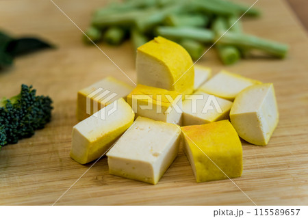 Cutting board with ingredients for preparing green curry with herbs and rice 115589657