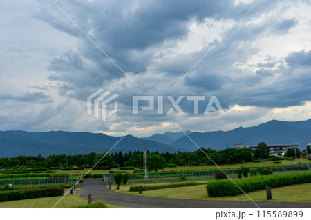 信州夏の風景 広大な自然の中に広がる山々 信州夏の風景 広大な自然の中に広がる山々 115589899