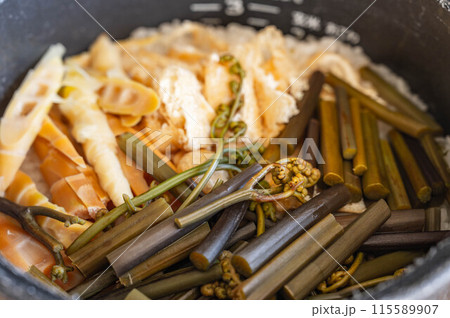 炊飯器で炊いた山菜おこわ 115589907