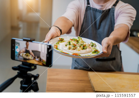 The chef is broadcasting live from workshop how to prepare a bean porridge with cauliflower 115591557