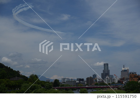 仙台上空でのブルーインパルス展示飛行 115591750