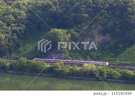 新緑の高梁川と伯備線特急やくも号(381系電車:岡山⇔出雲市) 新緑の高梁川と伯備線特急やくも号(381系電車:岡山⇔出雲市) 115592499