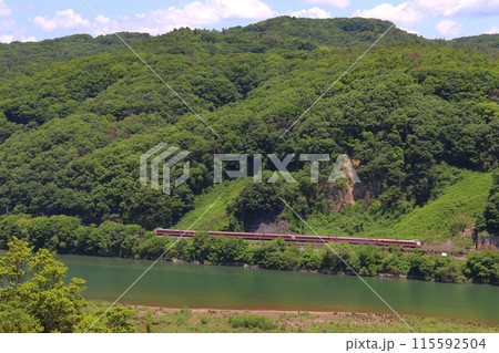 新緑の高梁川と伯備線特急やくも号(381系電車:岡山⇔出雲市) 新緑の高梁川と伯備線特急やくも号(381系電車:岡山⇔出雲市) 115592504