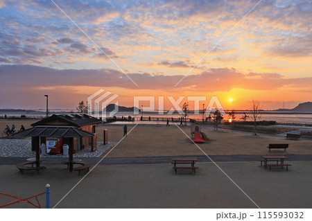 北九州市曽根臨海スポーツ公園からの初日の出 北九州市曽根臨海スポーツ公園からの初日の出 115593032