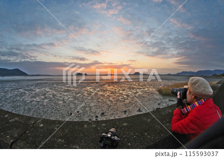 北九州市曽根臨海スポーツ公園からの初日の出を撮影する人 115593037
