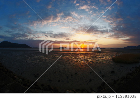 北九州市曽根臨海スポーツ公園からの初日の出 115593038