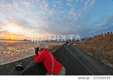 北九州市曽根臨海スポーツ公園からの初日の出を撮影する人 北九州市曽根臨海スポーツ公園からの初日の出を撮影する人 115593039