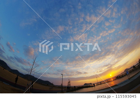 北九州市曽根臨海スポーツ公園からの初日の出 115593045