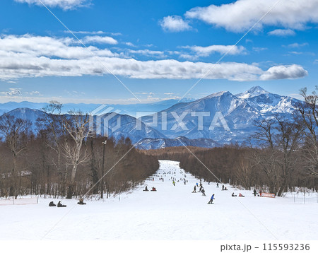 福島県北塩原村にあるスキー場 メインストリートから磐梯山方面を望む 福島県北塩原村にあるスキー場 メインストリートから磐梯山方面を望む 115593236
