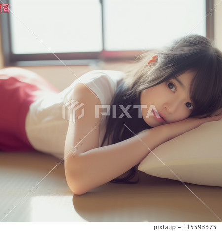 ベッドに寝転ぶ女性 ベッドに寝転ぶ女性 115593375