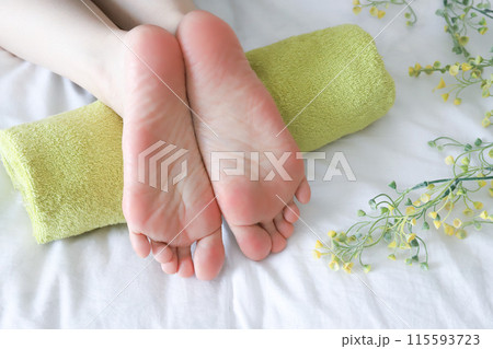 女性の足裏 115593723