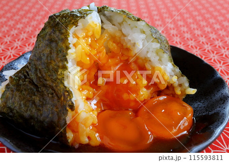 和柄背景の卵黄おにぎり 115593811